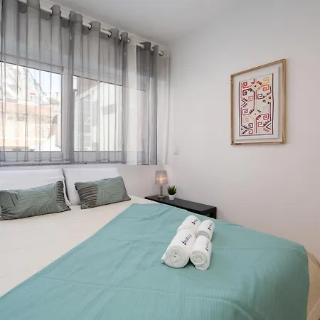 Host Wise - Luxurious Spacious W Terrace Apartment *